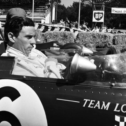 Concentration sur la ligne de départ à Reims 1965 sur la Lotus 35 aux côtés de la Cooper T75 de Jackie Stewart Concentration sur la ligne de départ à Reims 1965 sur la Lotus 35 aux côtés de la Cooper T75 de Jackie Stewart
